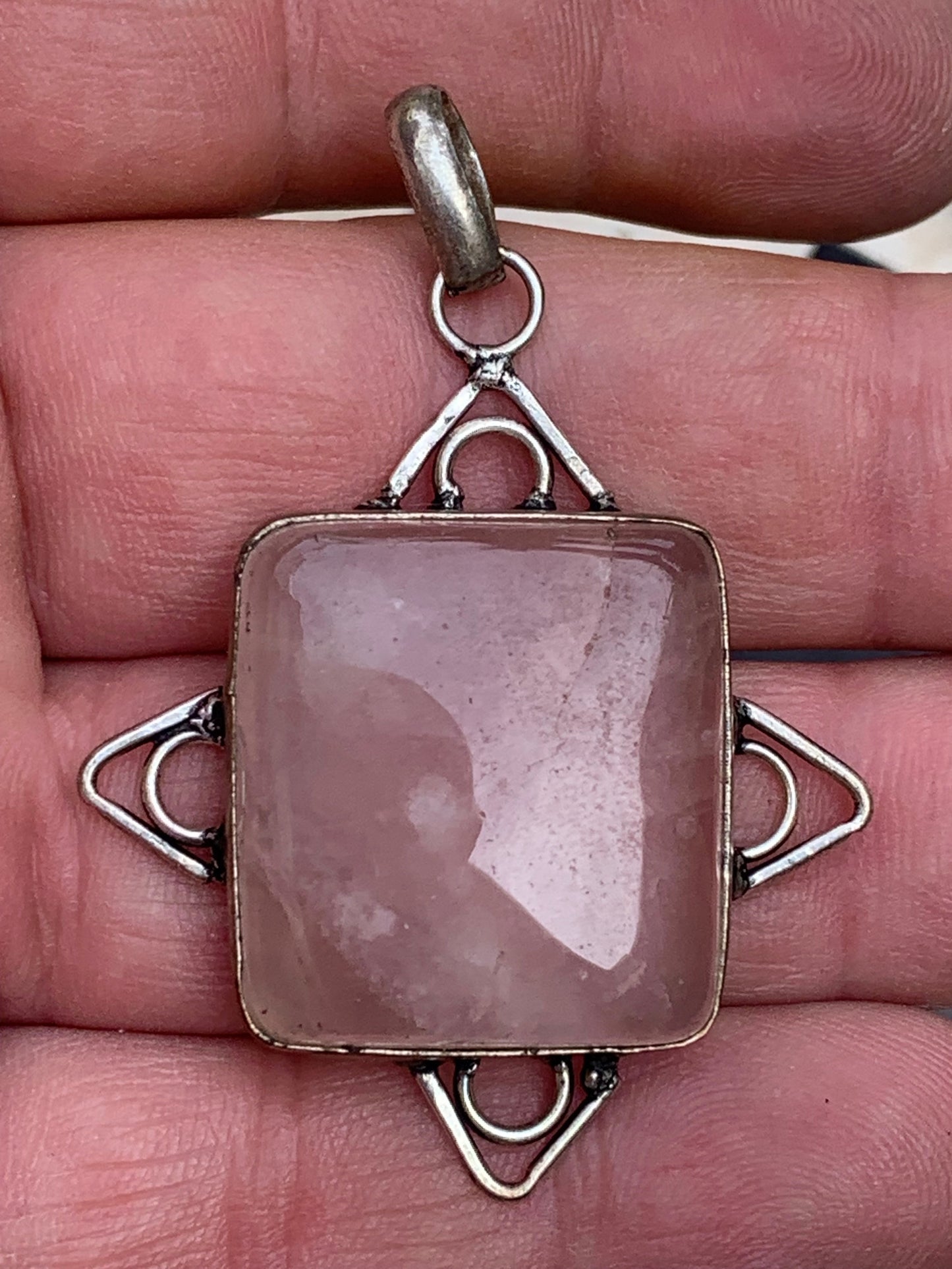 Cristal de roche/ Quartz rose ! Pendentif de 56mm de hauteur x 40 de largeur x 8 d'épaisseur. Vendu avec cordon réglable de couleur noire !