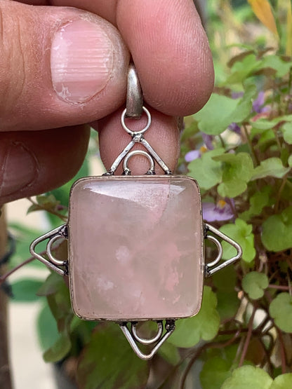 Cristal de roche/ Quartz rose ! Pendentif de 56mm de hauteur x 40 de largeur x 8 d'épaisseur. Vendu avec cordon réglable de couleur noire !