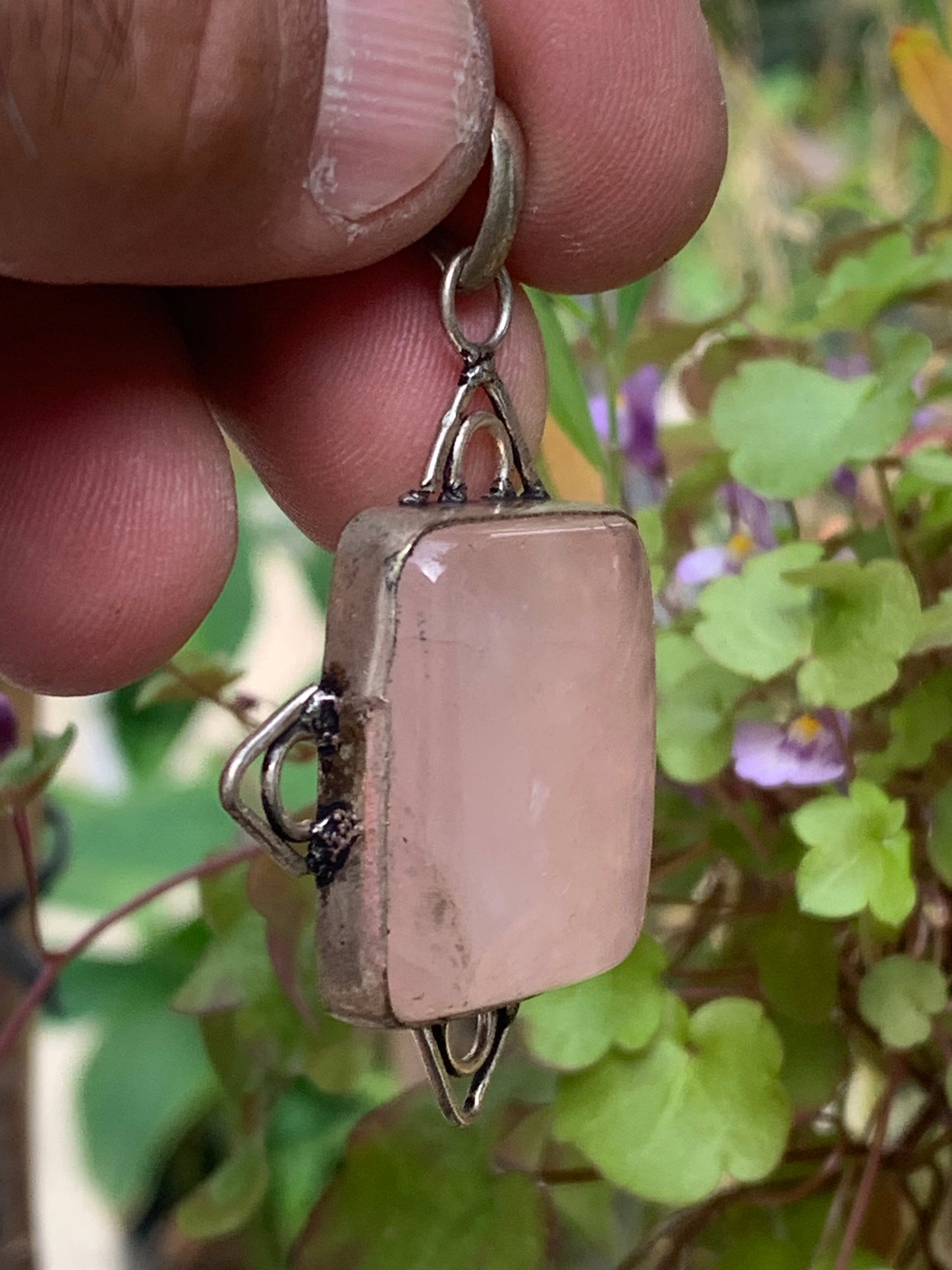 Cristal de roche/ Quartz rose ! Pendentif de 56mm de hauteur x 40 de largeur x 8 d'épaisseur. Vendu avec cordon réglable de couleur noire !