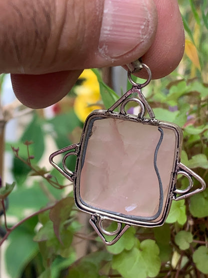 Cristal de roche/ Quartz rose ! Pendentif de 56mm de hauteur x 40 de largeur x 8 d'épaisseur. Vendu avec cordon réglable de couleur noire !