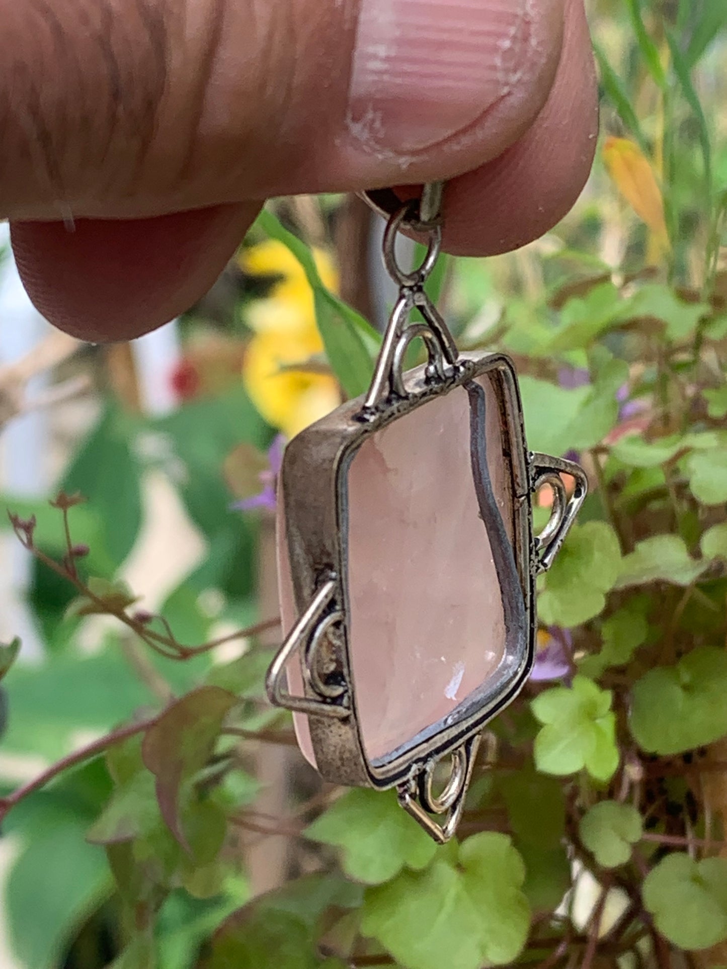Cristal de roche/ Quartz rose ! Pendentif de 56mm de hauteur x 40 de largeur x 8 d'épaisseur. Vendu avec cordon réglable de couleur noire !