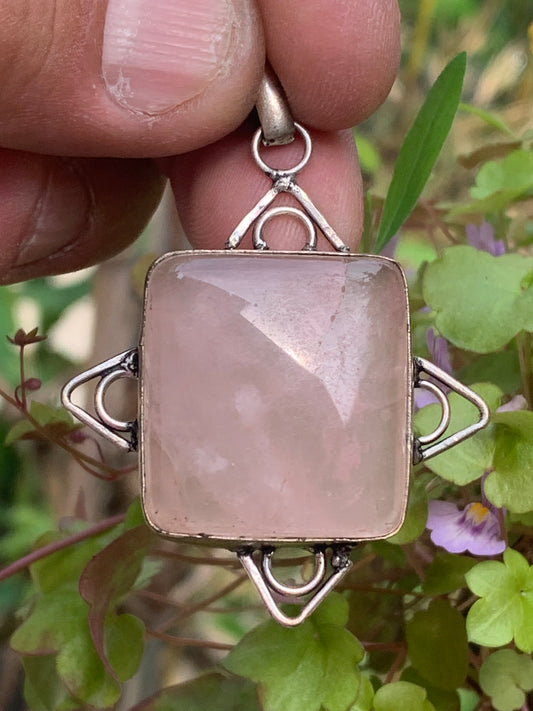 Cristal de roche/ Quartz rose ! Pendentif de 56mm de hauteur x 40 de largeur x 8 d'épaisseur. Vendu avec cordon réglable de couleur noire !