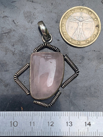 Cristal de roche/ Quartz rose ! Pendentif de 50mm de hauteur x 35 de largeur x 10 d'épaisseur. Vendu avec cordon réglable de couleur noire !