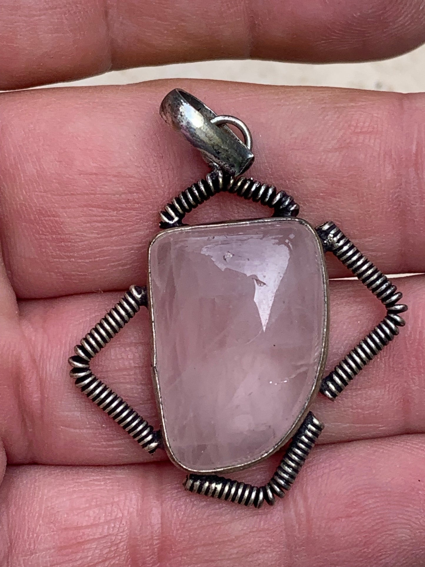 Cristal de roche/ Quartz rose ! Pendentif de 50mm de hauteur x 35 de largeur x 10 d'épaisseur. Vendu avec cordon réglable de couleur noire !