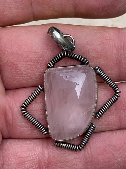 Cristal de roche/ Quartz rose ! Pendentif de 50mm de hauteur x 35 de largeur x 10 d'épaisseur. Vendu avec cordon réglable de couleur noire !