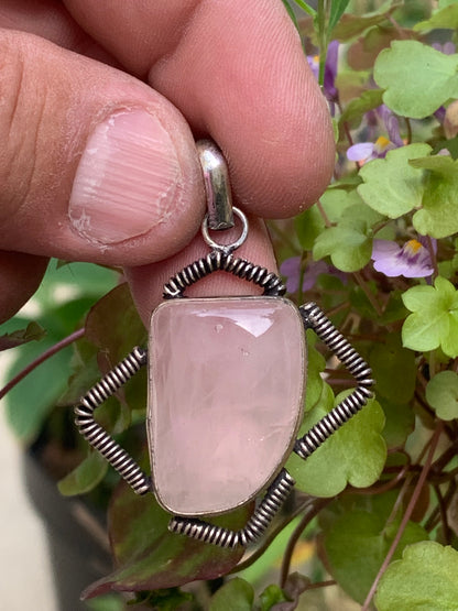 Cristal de roche/ Quartz rose ! Pendentif de 50mm de hauteur x 35 de largeur x 10 d'épaisseur. Vendu avec cordon réglable de couleur noire !