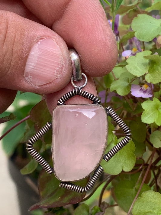 Cristal de roche/ Quartz rose ! Pendentif de 50mm de hauteur x 35 de largeur x 10 d'épaisseur. Vendu avec cordon réglable de couleur noire !