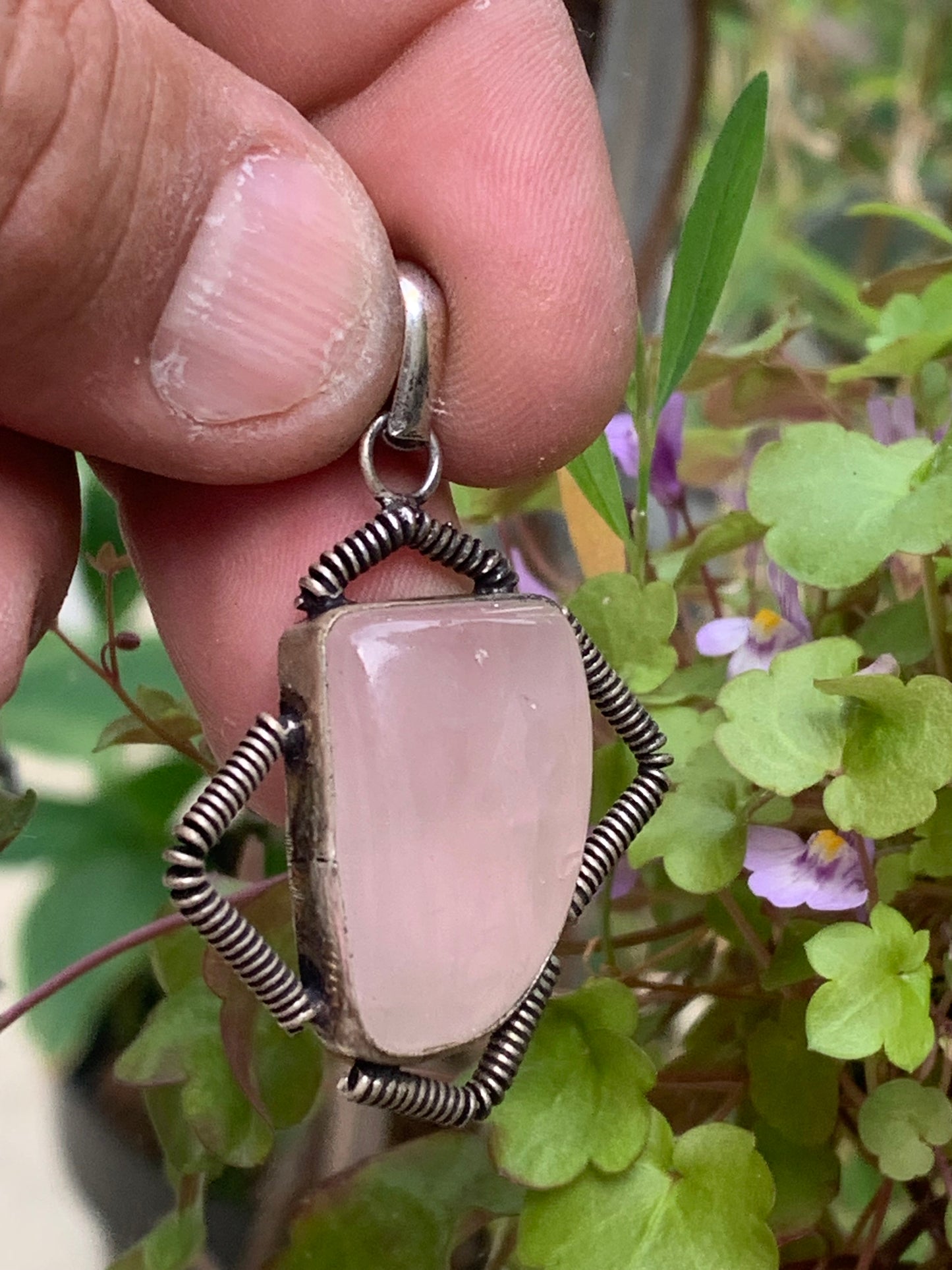 Cristal de roche/ Quartz rose ! Pendentif de 50mm de hauteur x 35 de largeur x 10 d'épaisseur. Vendu avec cordon réglable de couleur noire !