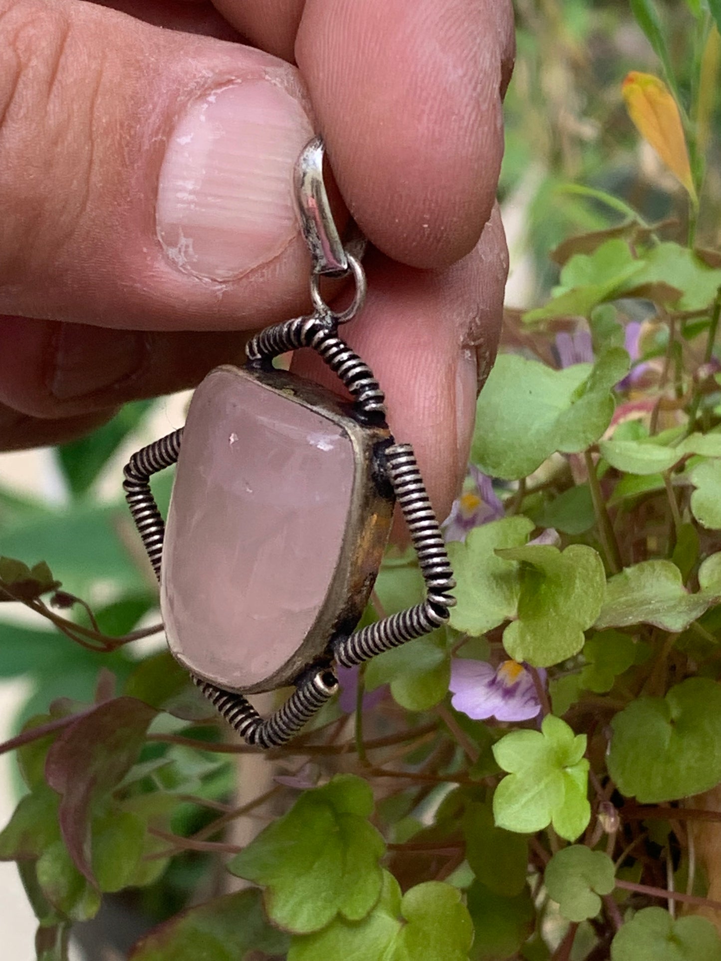Cristal de roche/ Quartz rose ! Pendentif de 50mm de hauteur x 35 de largeur x 10 d'épaisseur. Vendu avec cordon réglable de couleur noire !