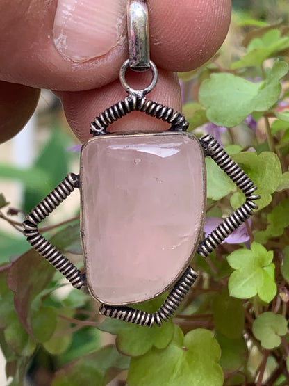 Cristal de roche/ Quartz rose ! Pendentif de 50mm de hauteur x 35 de largeur x 10 d'épaisseur. Vendu avec cordon réglable de couleur noire !