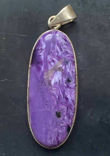 Charoïte, magnifique pendentif en Argent 925 de 52mm de hauteur x 18 de largeur x 8 d'épaisseur. Vendu avec cordon réglable de couleur noire !