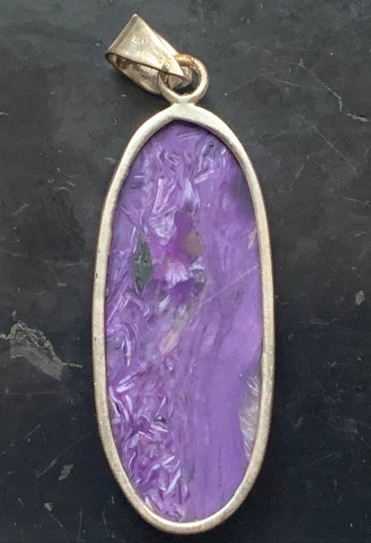 Charoïte, magnifique pendentif en Argent 925 de 52mm de hauteur x 18 de largeur x 8 d'épaisseur. Vendu avec cordon réglable de couleur noire !