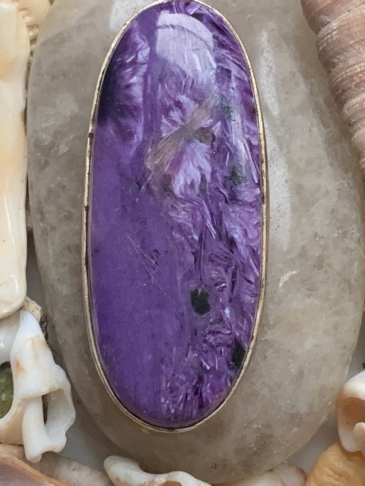Charoïte, magnifique pendentif en Argent 925 de 52mm de hauteur x 18 de largeur x 8 d'épaisseur. Vendu avec cordon réglable de couleur noire !