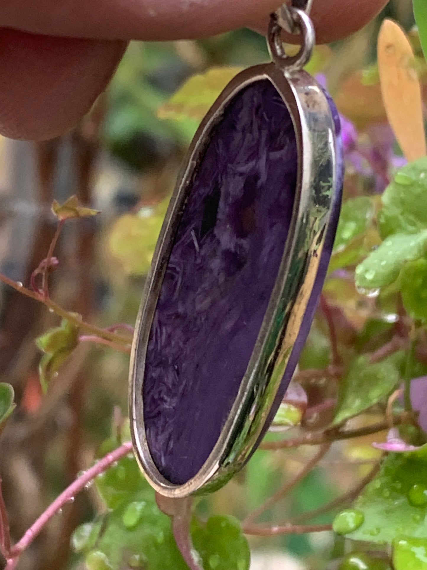 Charoïte, magnifique pendentif en Argent 925 de 52mm de hauteur x 18 de largeur x 8 d'épaisseur. Vendu avec cordon réglable de couleur noire !