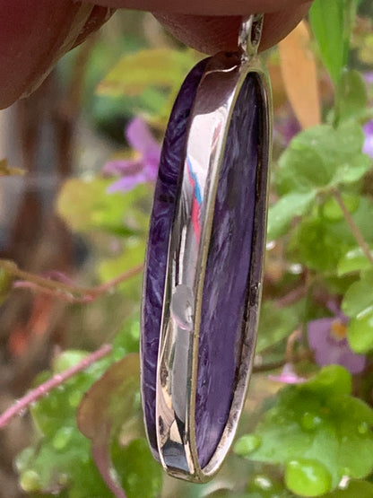 Charoïte, magnifique pendentif en Argent 925 de 52mm de hauteur x 18 de largeur x 8 d'épaisseur. Vendu avec cordon réglable de couleur noire !