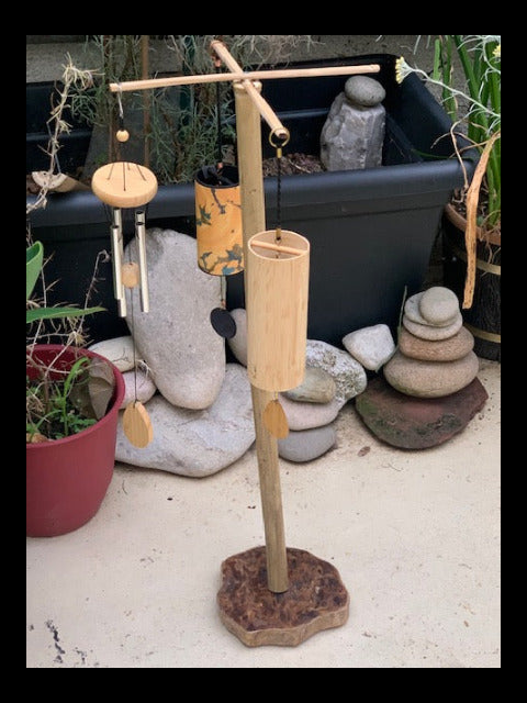Support taille medium, 73 cm - fait en bambou, il tourne sur son support, tronc démontable, branches pliables. Parfait pour les carillons  jus'qu'à 65 cm de haut, ou pour jouer debout avec des Koshi, Zaphir ou des Tingshas…