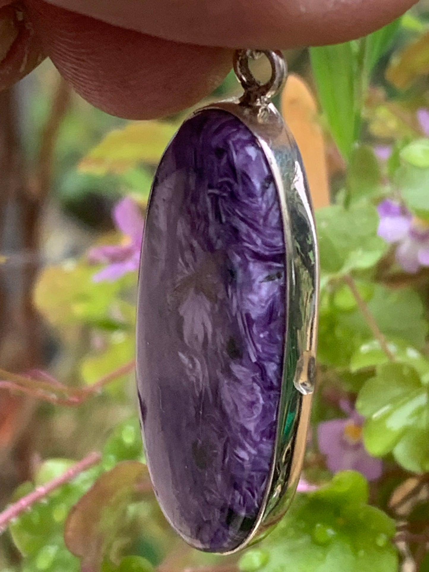 Charoïte, magnifique pendentif en Argent 925 de 52mm de hauteur x 18 de largeur x 8 d'épaisseur. Vendu avec cordon réglable de couleur noire !