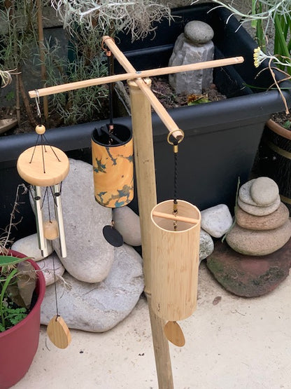 Support taille medium, 73 cm - fait en bambou, il tourne sur son support, tronc démontable, branches pliables. Parfait pour les carillons  jus'qu'à 65 cm de haut, ou pour jouer debout avec des Koshi, Zaphir ou des Tingshas…