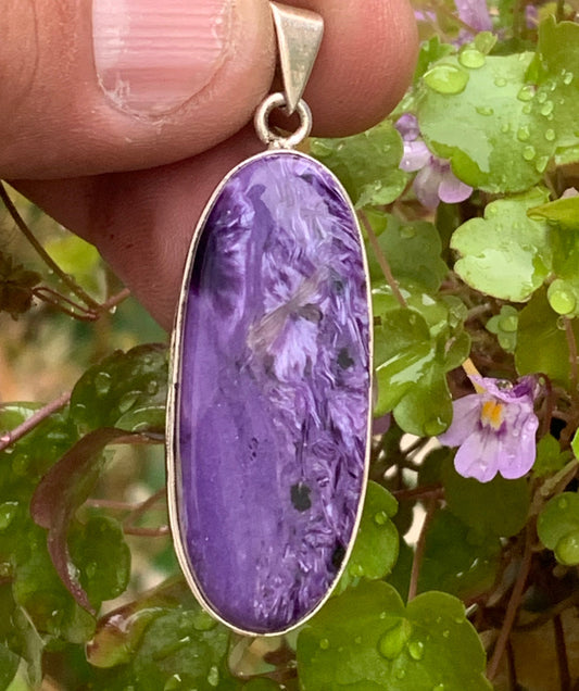 Charoïte, magnifique pendentif en Argent 925 de 52mm de hauteur x 18 de largeur x 8 d'épaisseur. Vendu avec cordon réglable de couleur noire !
