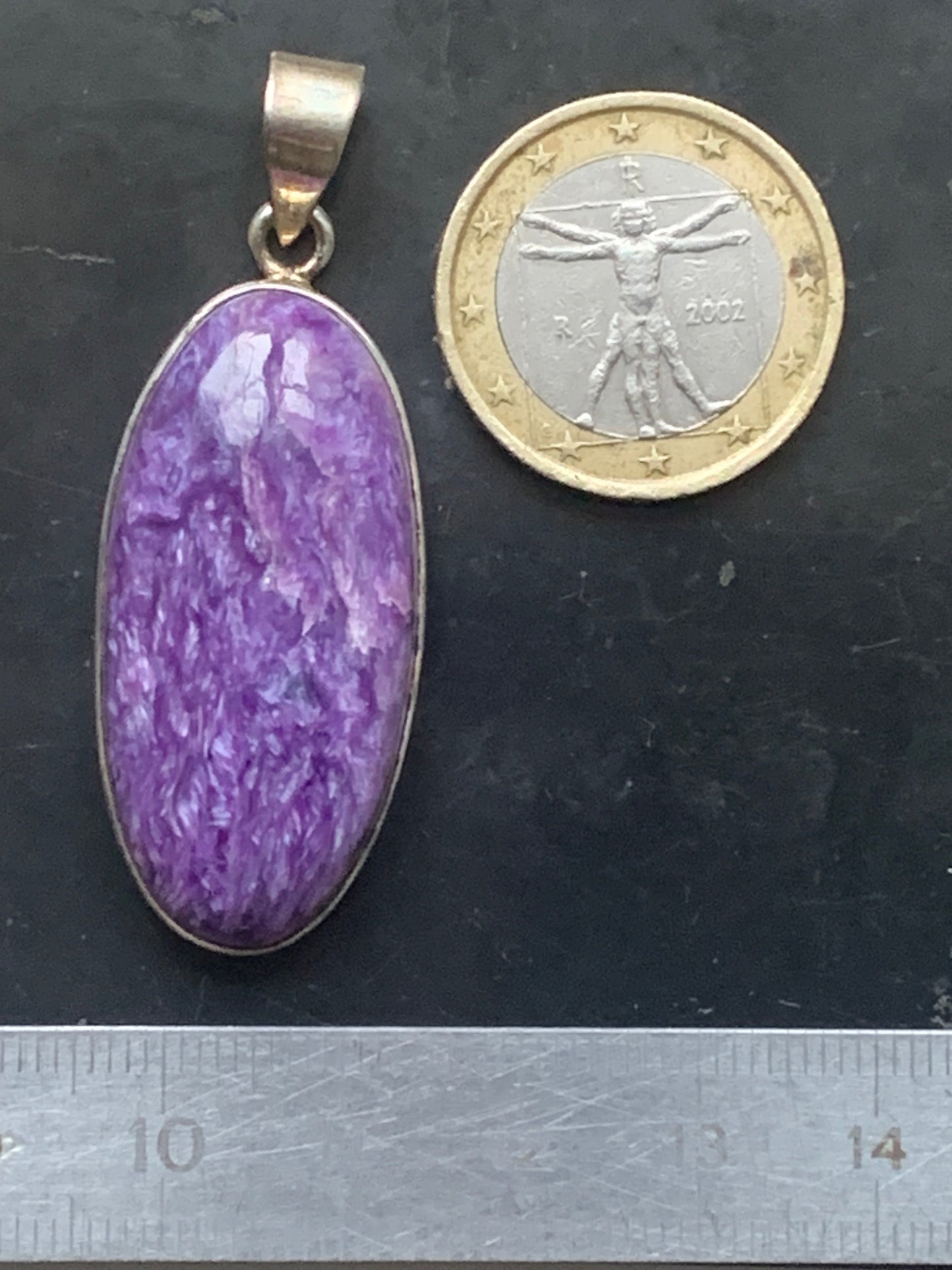 Charoïte, magnifique pendentif en Argent 925 de 50mm de hauteur x 19 de largeur x 9 d'épaisseur. Vendu avec cordon réglable de couleur noire !