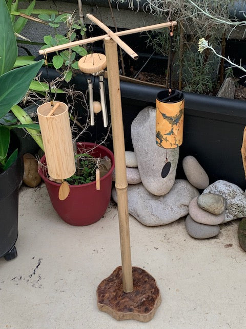 Support taille medium, 73 cm - fait en bambou, il tourne sur son support, tronc démontable, branches pliables. Parfait pour les carillons  jus'qu'à 65 cm de haut, ou pour jouer debout avec des Koshi, Zaphir ou des Tingshas…