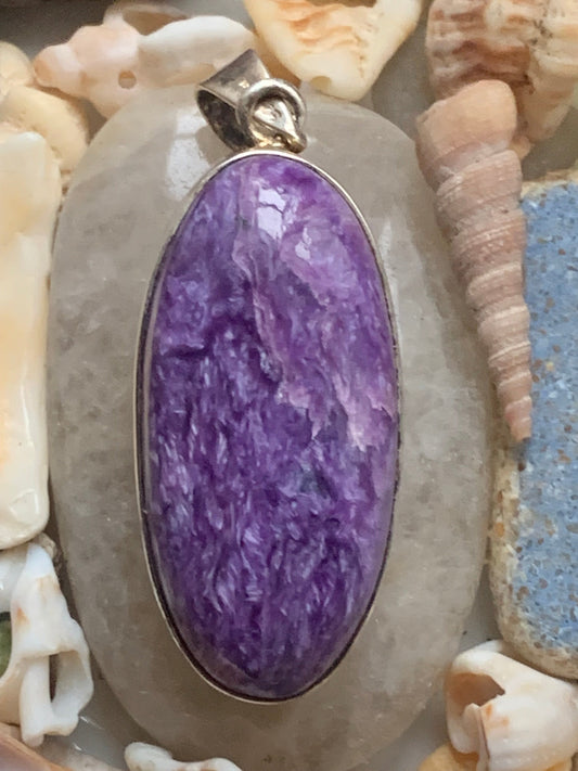 Charoïte, magnifique pendentif en Argent 925 de 50mm de hauteur x 19 de largeur x 9 d'épaisseur. Vendu avec cordon réglable de couleur noire !