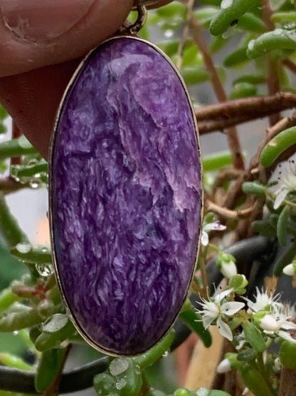 Charoïte, magnifique pendentif en Argent 925 de 50mm de hauteur x 19 de largeur x 9 d'épaisseur. Vendu avec cordon réglable de couleur noire !