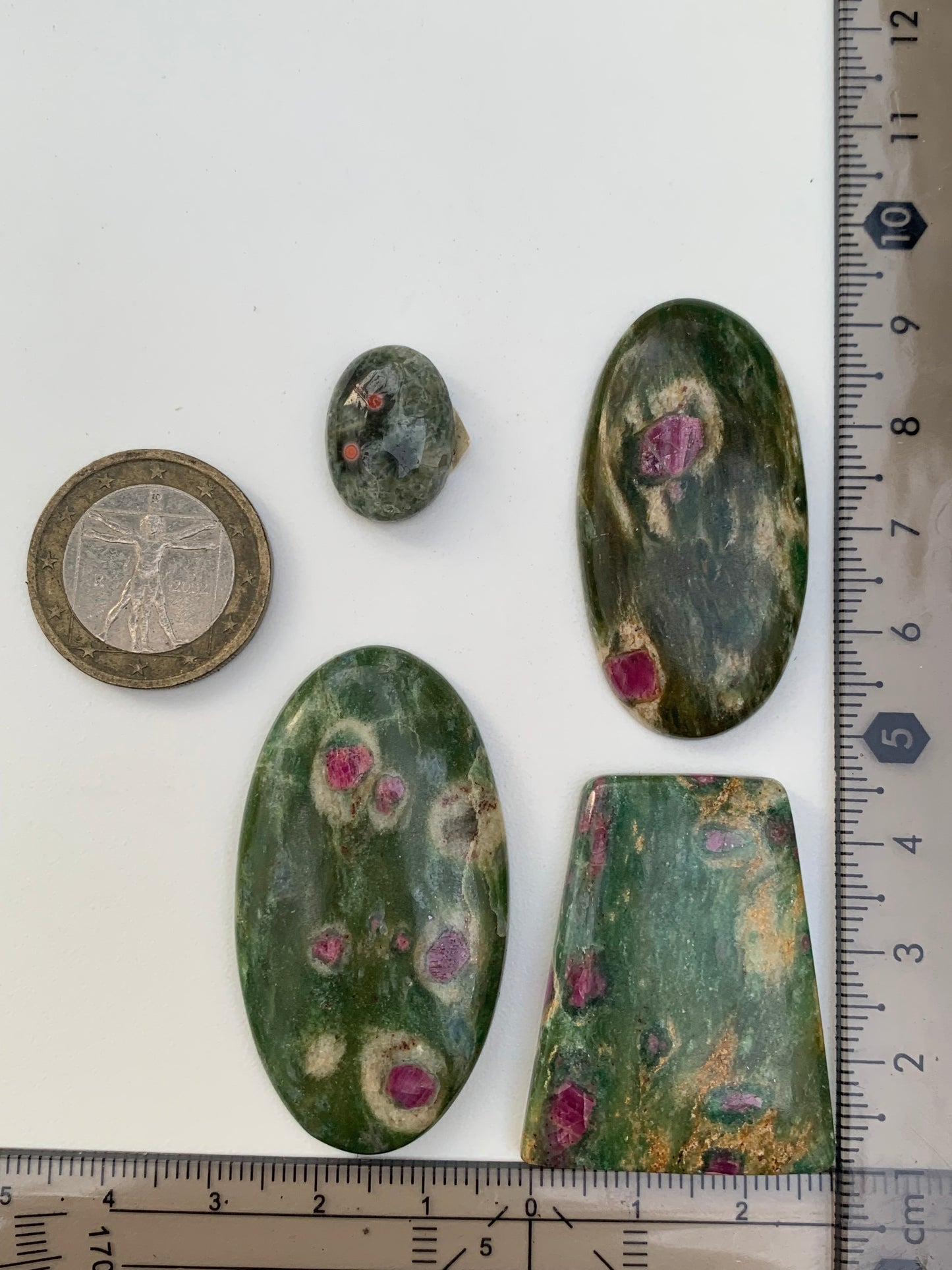 Rubis Fuchsite, cabochons au choix de 2,1 à 13,2 grammes. Taille de 17 à 48 mm. Parfait en collection, bijouterie, exposition...