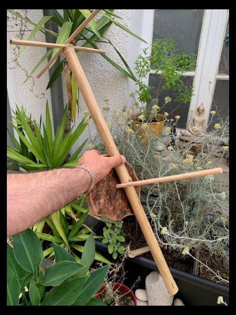 Support taille medium, 73 cm - fait en bambou, il tourne sur son support, tronc démontable, branches pliables. Parfait pour les carillons  jus'qu'à 65 cm de haut, ou pour jouer debout avec des Koshi, Zaphir ou des Tingshas…