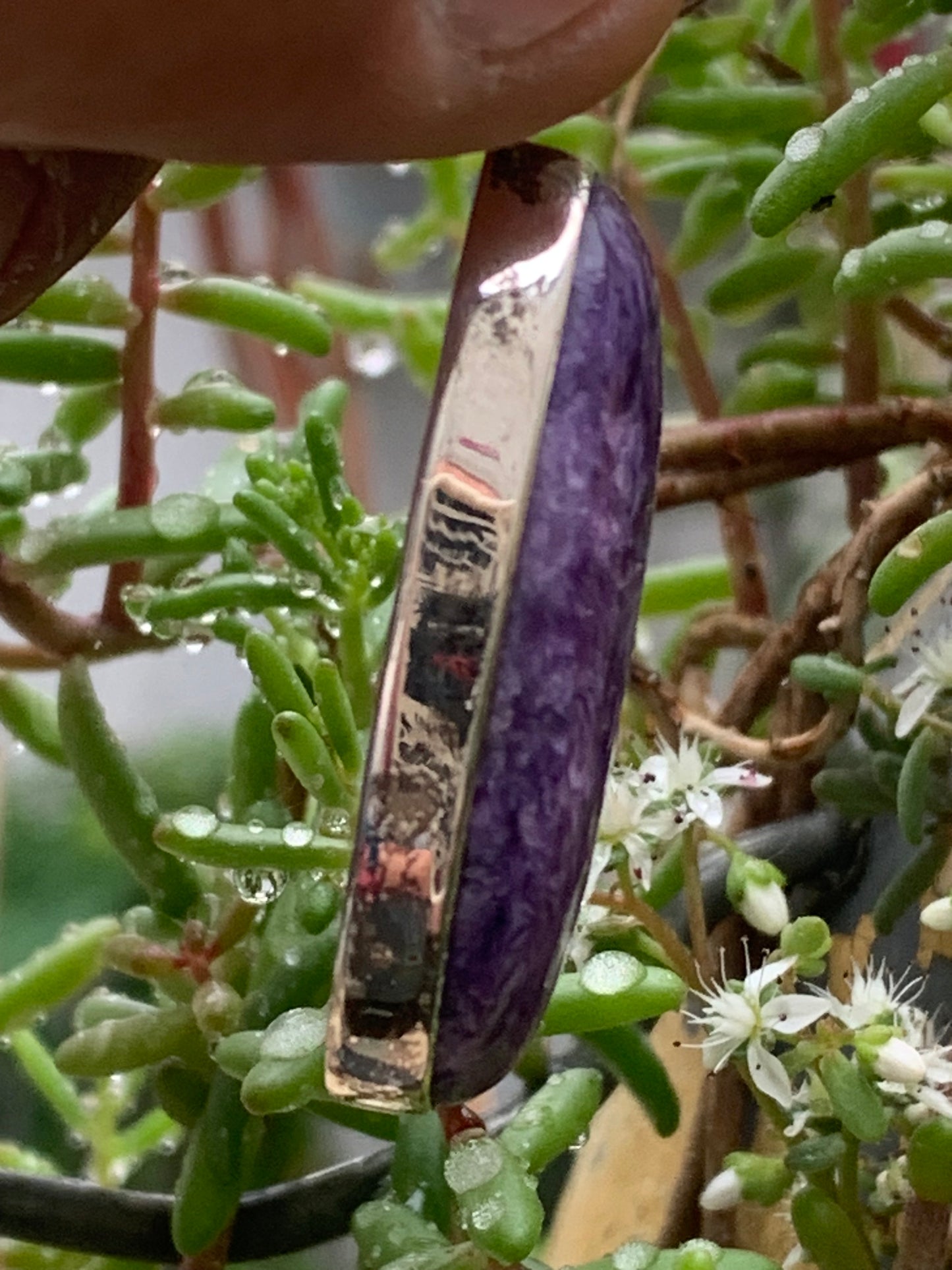 Charoïte, magnifique pendentif en Argent 925 de 50mm de hauteur x 19 de largeur x 9 d'épaisseur. Vendu avec cordon réglable de couleur noire !