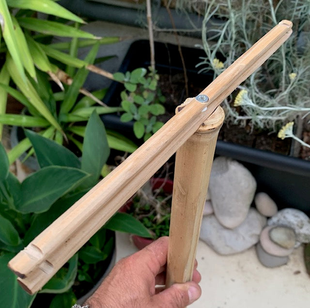 Support taille medium, 73 cm - fait en bambou, il tourne sur son support, tronc démontable, branches pliables. Parfait pour les carillons  jus'qu'à 65 cm de haut, ou pour jouer debout avec des Koshi, Zaphir ou des Tingshas…