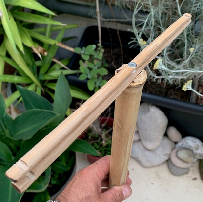 Support taille medium, 73 cm - fait en bambou, il tourne sur son support, tronc démontable, branches pliables. Parfait pour les carillons  jus'qu'à 65 cm de haut, ou pour jouer debout avec des Koshi, Zaphir ou des Tingshas…