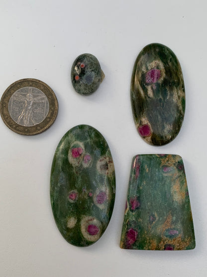 Rubis Fuchsite, cabochons au choix de 2,1 à 13,2 grammes. Taille de 17 à 48 mm. Parfait en collection, bijouterie, exposition...