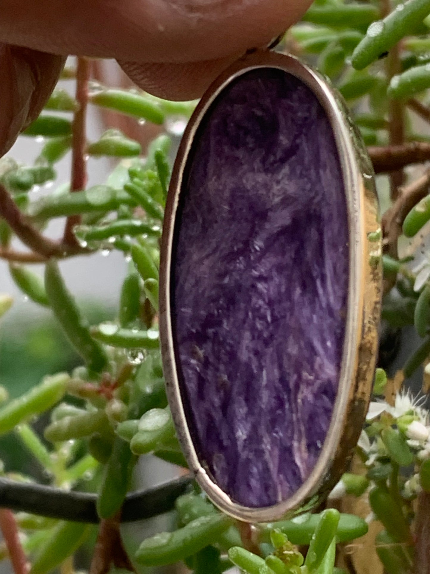 Charoïte, magnifique pendentif en Argent 925 de 50mm de hauteur x 19 de largeur x 9 d'épaisseur. Vendu avec cordon réglable de couleur noire !