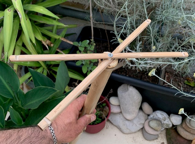 Support taille medium, 73 cm - fait en bambou, il tourne sur son support, tronc démontable, branches pliables. Parfait pour les carillons  jus'qu'à 65 cm de haut, ou pour jouer debout avec des Koshi, Zaphir ou des Tingshas…