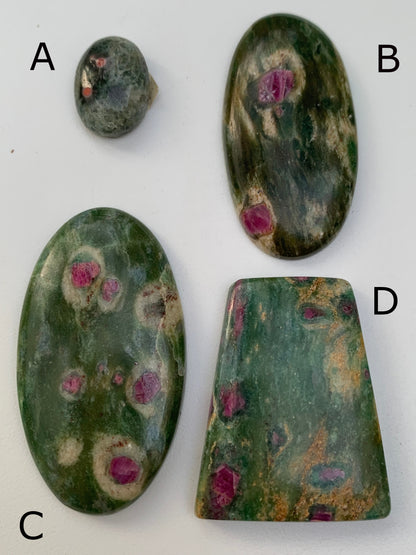 Rubis Fuchsite, cabochons au choix de 2,1 à 13,2 grammes. Taille de 17 à 48 mm. Parfait en collection, bijouterie, exposition...