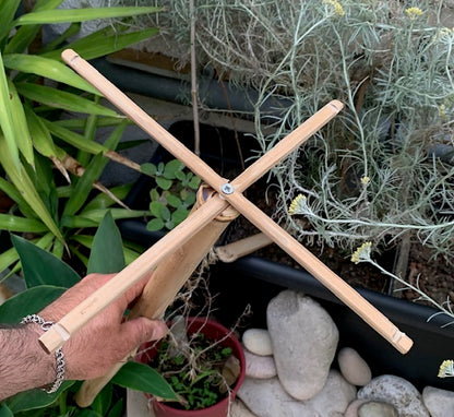 Support taille medium, 73 cm - fait en bambou, il tourne sur son support, tronc démontable, branches pliables. Parfait pour les carillons  jus'qu'à 65 cm de haut, ou pour jouer debout avec des Koshi, Zaphir ou des Tingshas…