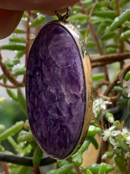 Charoïte, magnifique pendentif en Argent 925 de 50mm de hauteur x 19 de largeur x 9 d'épaisseur. Vendu avec cordon réglable de couleur noire !