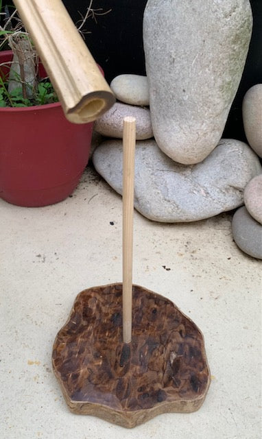Support taille medium, 73 cm - fait en bambou, il tourne sur son support, tronc démontable, branches pliables. Parfait pour les carillons  jus'qu'à 65 cm de haut, ou pour jouer debout avec des Koshi, Zaphir ou des Tingshas…