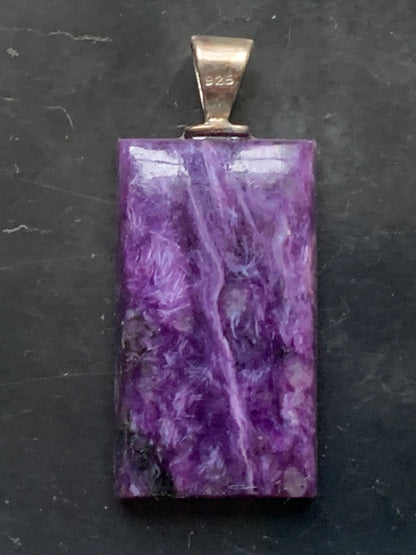 Charoïte, magnifique pendentif en Argent 925 de 37mm de hauteur x 16 de largeur x 7 d'épaisseur. Vendu avec cordon réglable de couleur noire !