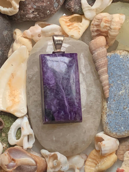 Charoïte, magnifique pendentif en Argent 925 de 37mm de hauteur x 16 de largeur x 7 d'épaisseur. Vendu avec cordon réglable de couleur noire !