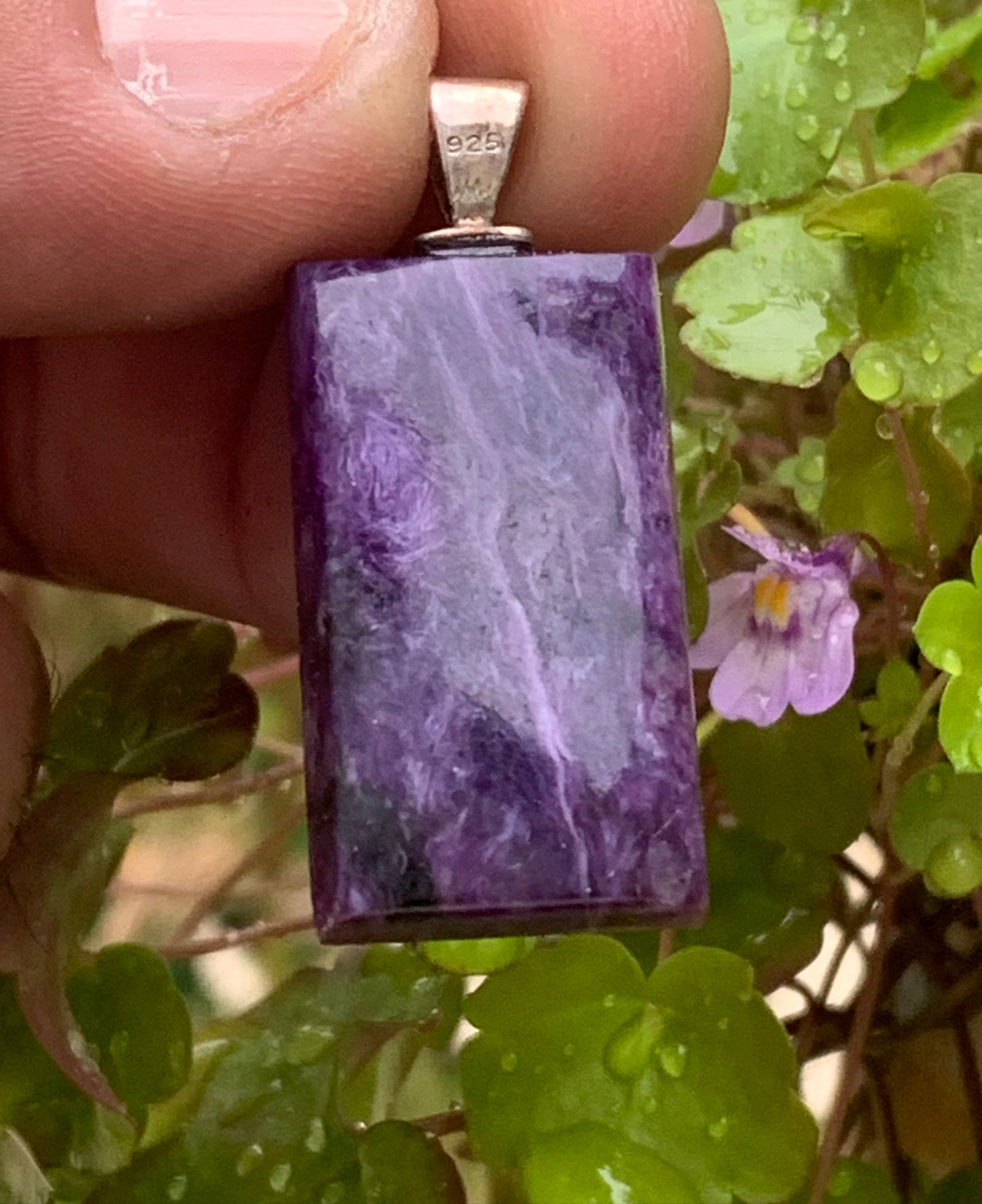 Charoïte, magnifique pendentif en Argent 925 de 37mm de hauteur x 16 de largeur x 7 d'épaisseur. Vendu avec cordon réglable de couleur noire !