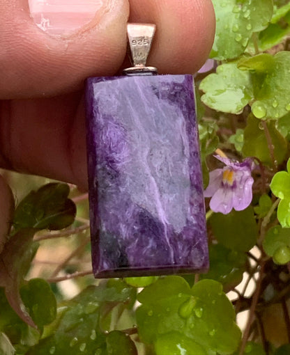 Charoïte, magnifique pendentif en Argent 925 de 37mm de hauteur x 16 de largeur x 7 d'épaisseur. Vendu avec cordon réglable de couleur noire !