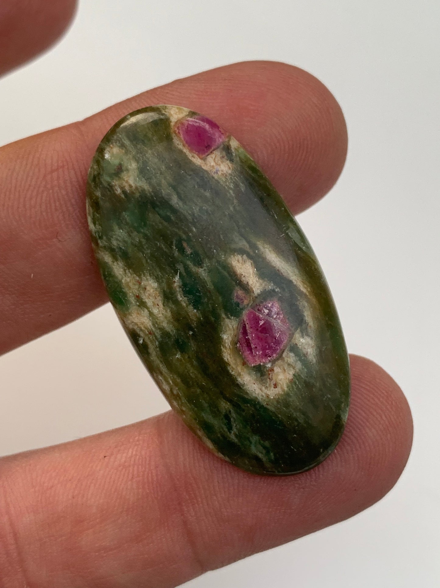 Rubis Fuchsite, cabochons au choix de 2,1 à 13,2 grammes. Taille de 17 à 48 mm. Parfait en collection, bijouterie, exposition...