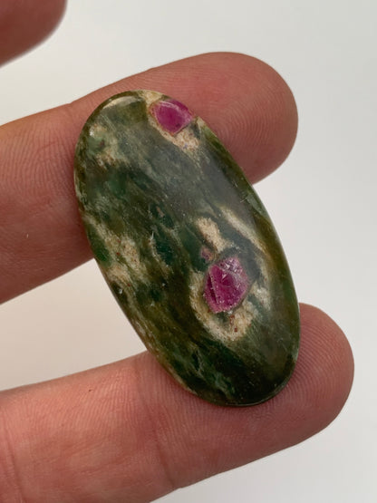 Rubis Fuchsite, cabochons au choix de 2,1 à 13,2 grammes. Taille de 17 à 48 mm. Parfait en collection, bijouterie, exposition...