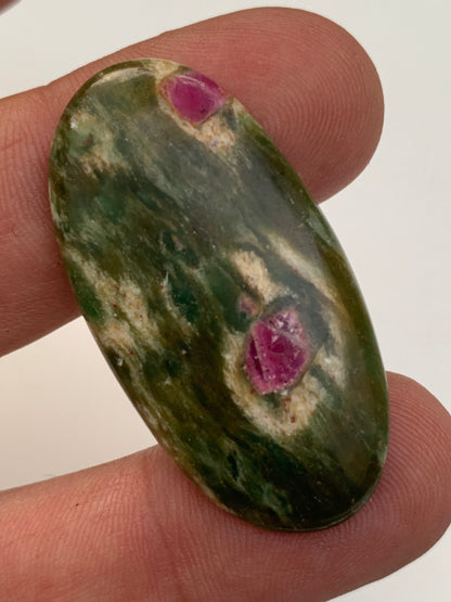 Rubis Fuchsite, cabochons au choix de 2,1 à 13,2 grammes. Taille de 17 à 48 mm. Parfait en collection, bijouterie, exposition...