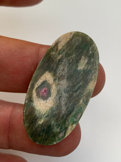 Rubis Fuchsite, cabochons au choix de 2,1 à 13,2 grammes. Taille de 17 à 48 mm. Parfait en collection, bijouterie, exposition...