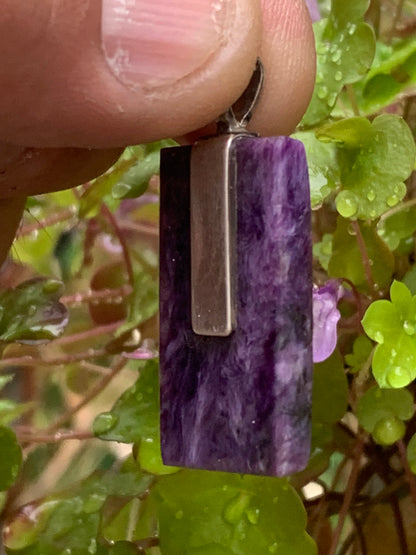 Charoïte, magnifique pendentif en Argent 925 de 37mm de hauteur x 16 de largeur x 7 d'épaisseur. Vendu avec cordon réglable de couleur noire !