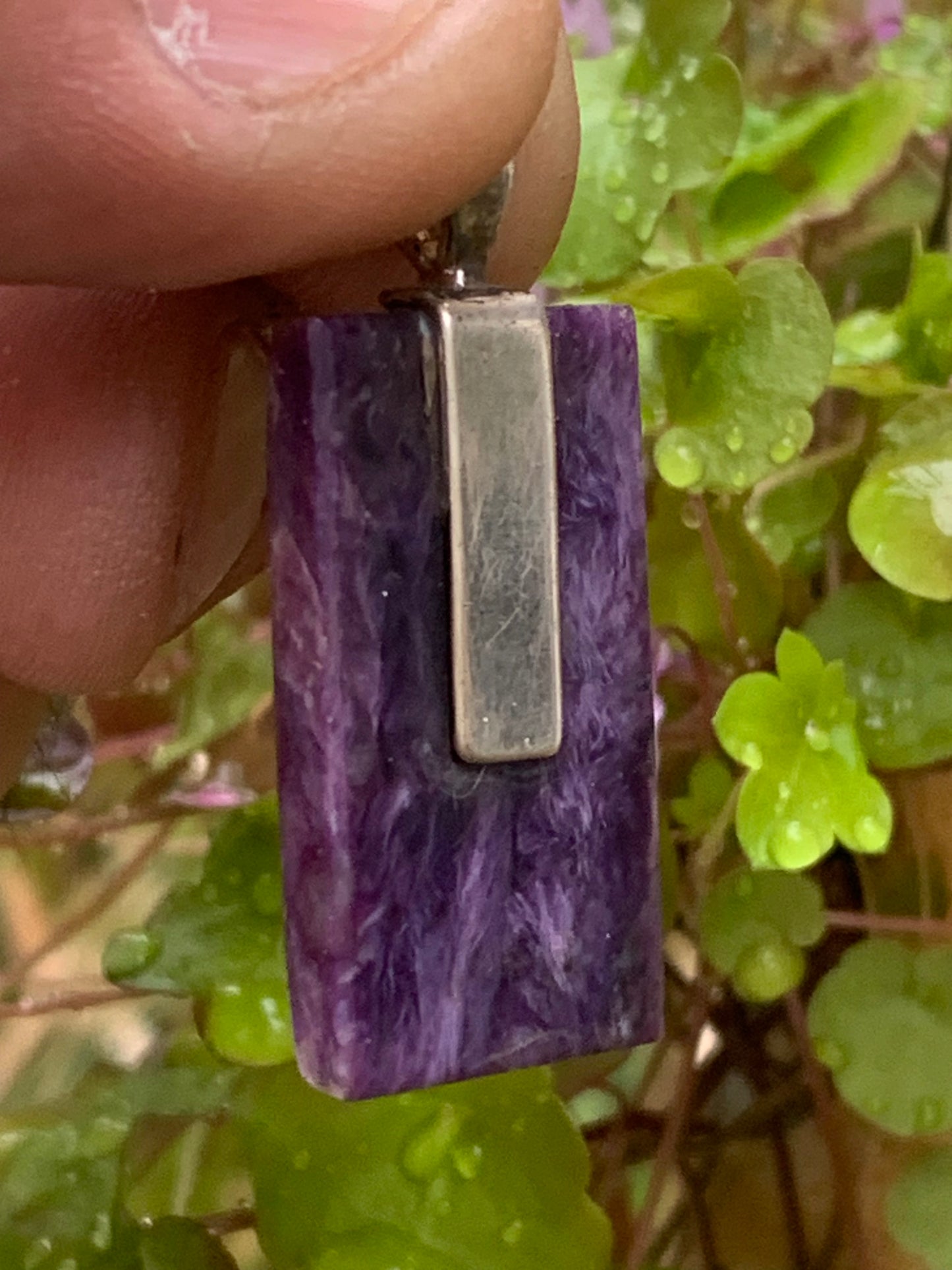 Charoïte, magnifique pendentif en Argent 925 de 37mm de hauteur x 16 de largeur x 7 d'épaisseur. Vendu avec cordon réglable de couleur noire !