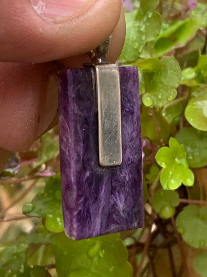 Charoïte, magnifique pendentif en Argent 925 de 37mm de hauteur x 16 de largeur x 7 d'épaisseur. Vendu avec cordon réglable de couleur noire !